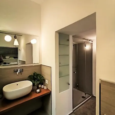 Charming Design Into Navigli District Apartmán