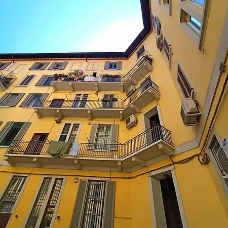 Charming Design Into Navigli District * Milán