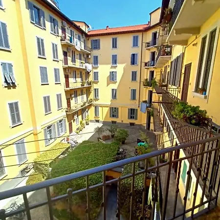 Charming Design Into Navigli District * Milán